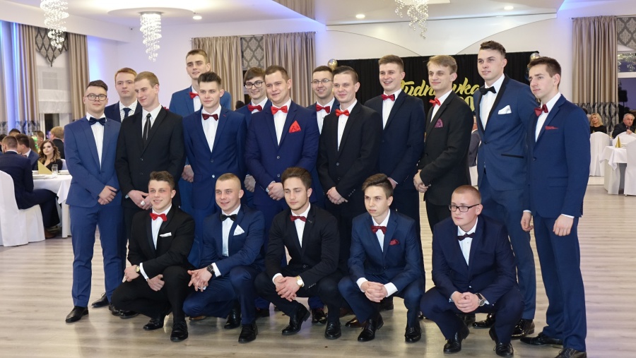 Na parkiecie 200 osób. Studniówka Zespołu Szkół Budownictwa i Kształcenia Zawodowego w Koninie
