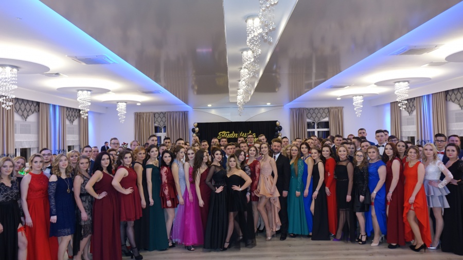 Na parkiecie 200 osób. Studniówka Zespołu Szkół Budownictwa i Kształcenia Zawodowego w Koninie