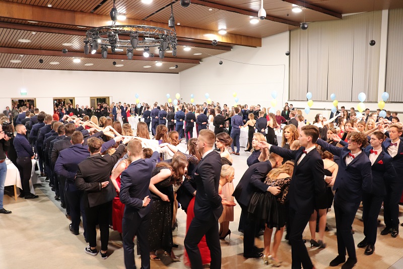 Maturzysto, żyj z całych sił! Studniówka III LO