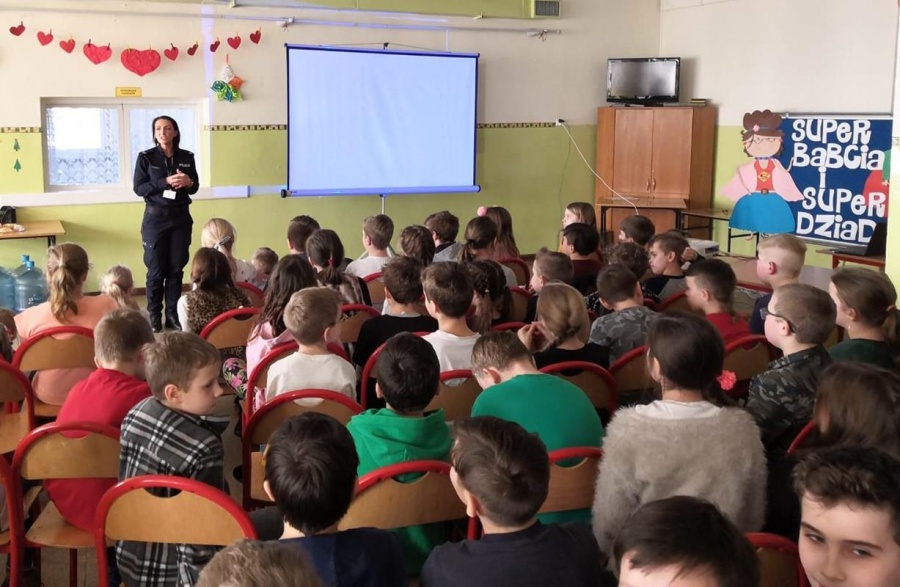 Z uczniami o cyberprzemocy. Jak unikać zagrożeń