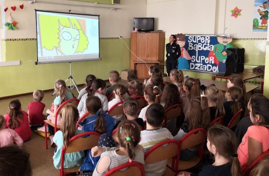 Z uczniami o cyberprzemocy. Jak unikać zagrożeń