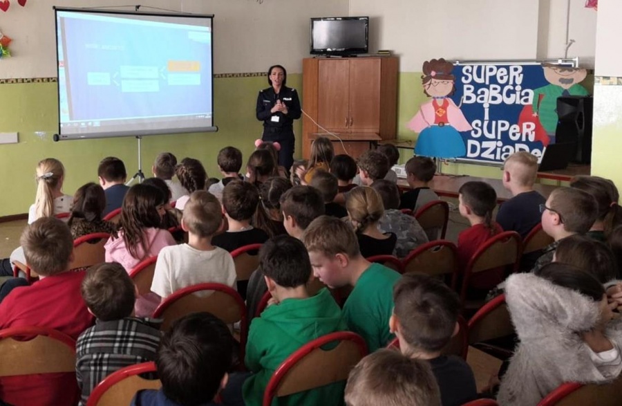 Z uczniami o cyberprzemocy. Jak unikać zagrożeń