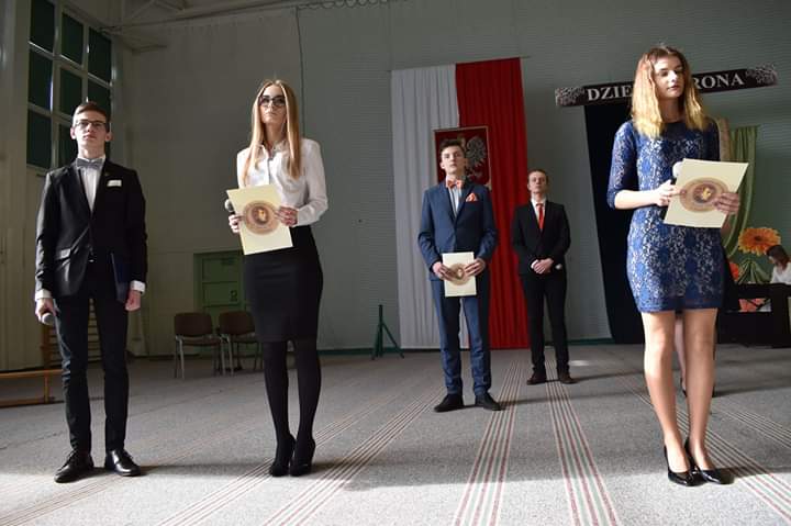 Mierzą się z wyzwaniami w rytm dźwięków muzyki Chopina. Szkoła świętowała Dzień Patrona