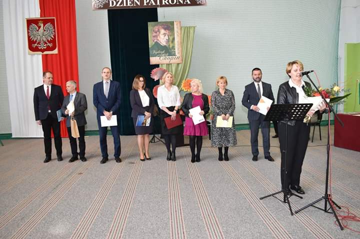 Mierzą się z wyzwaniami w rytm dźwięków muzyki Chopina. Szkoła świętowała Dzień Patrona