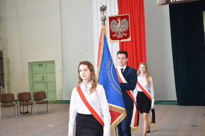 Mierzą się z wyzwaniami w rytm dźwięków muzyki Chopina. Szkoła świętowała Dzień Patrona