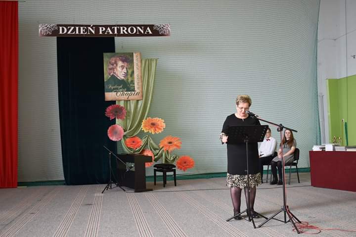 Mierzą się z wyzwaniami w rytm dźwięków muzyki Chopina. Szkoła świętowała Dzień Patrona