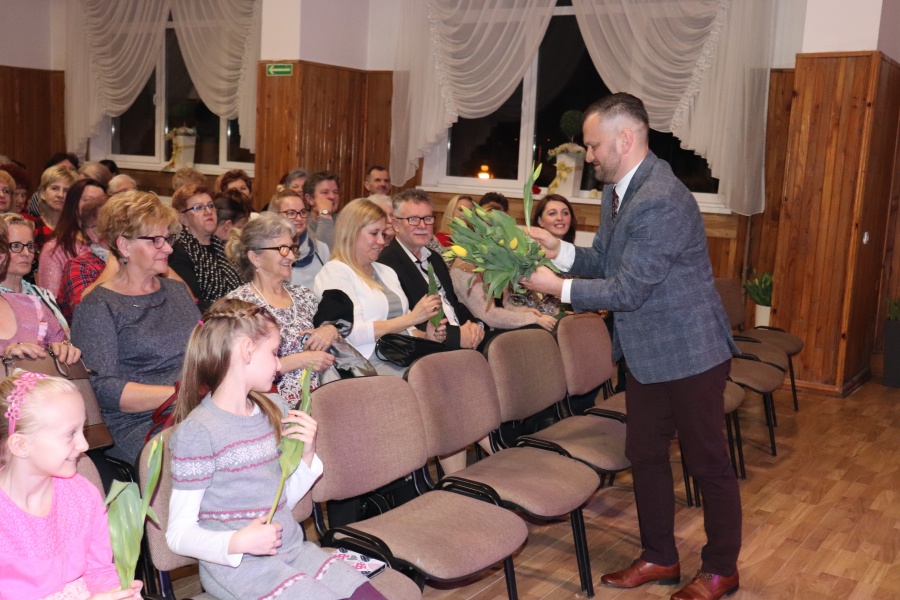 Koncert z okazji „Dnia Kobiet”. Cała sala śpiewała przeboje Anny Jantar