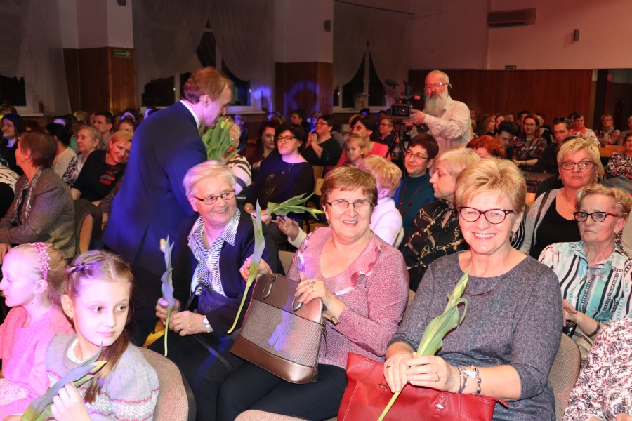 Koncert z okazji „Dnia Kobiet”. Cała sala śpiewała przeboje Anny Jantar