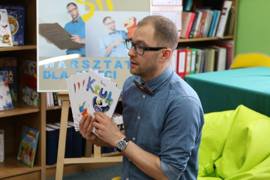 Karmili kurę i upiększali pawi ogon. Przedszkolaki na warsztatach w bibliotece