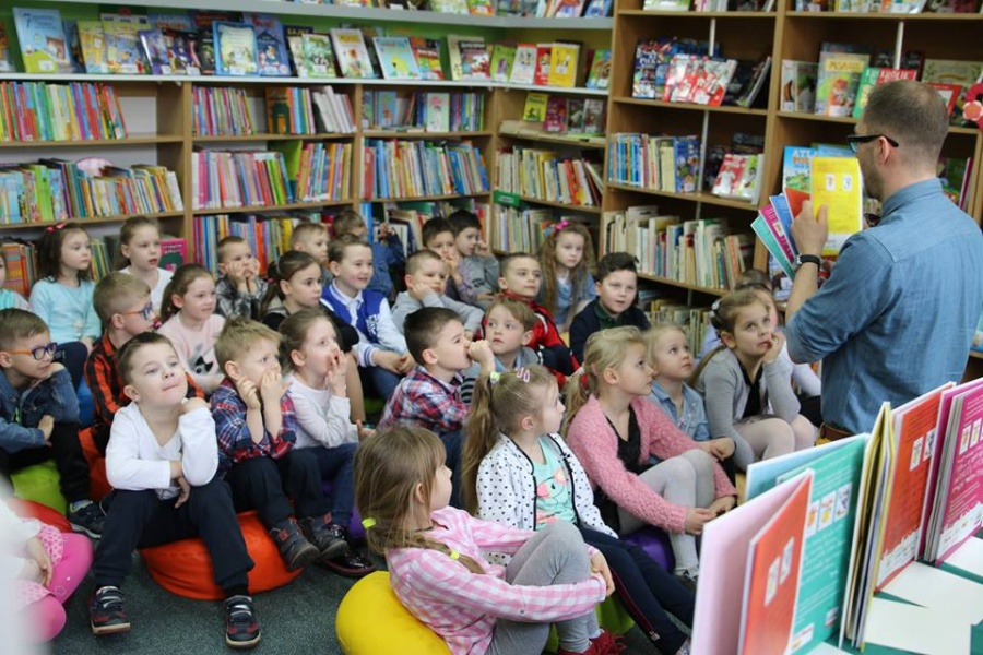Karmili kurę i upiększali pawi ogon. Przedszkolaki na warsztatach w bibliotece