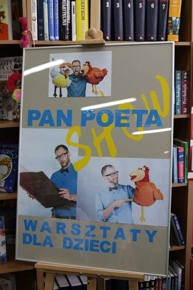 Karmili kurę i upiększali pawi ogon. Przedszkolaki na warsztatach w bibliotece