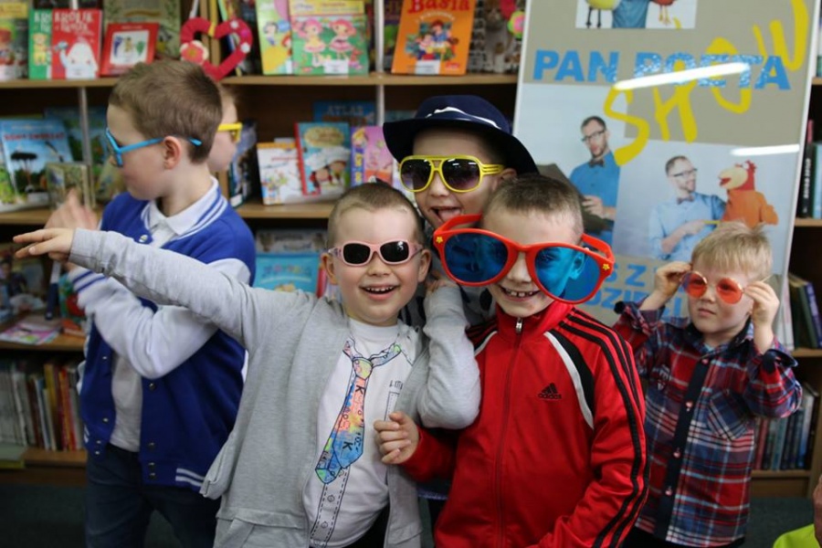 Karmili kurę i upiększali pawi ogon. Przedszkolaki na warsztatach w bibliotece