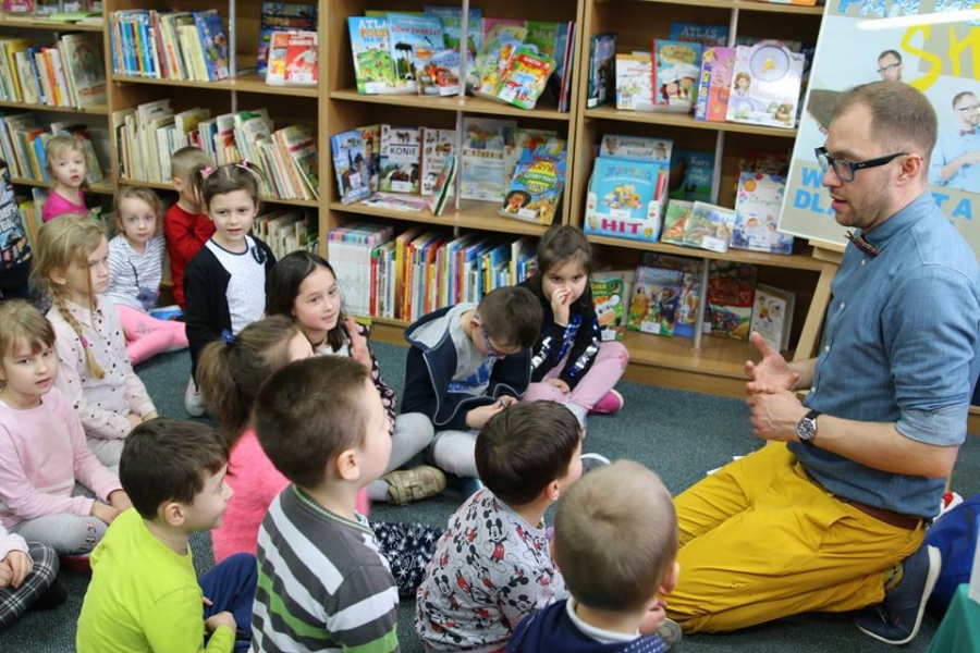 Karmili kurę i upiększali pawi ogon. Przedszkolaki na warsztatach w bibliotece