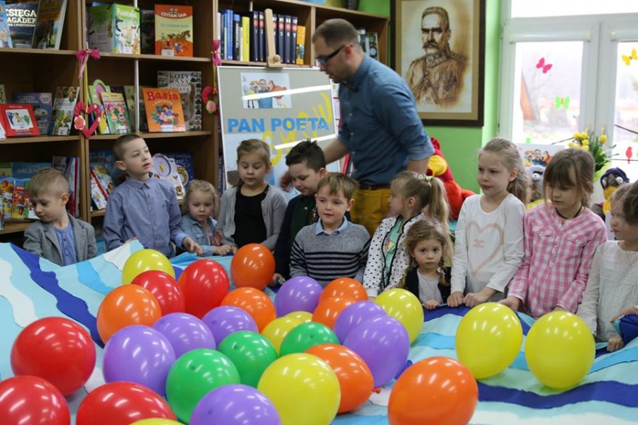Karmili kurę i upiększali pawi ogon. Przedszkolaki na warsztatach w bibliotece