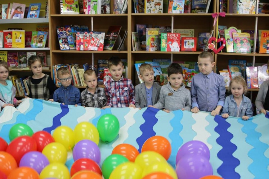 Karmili kurę i upiększali pawi ogon. Przedszkolaki na warsztatach w bibliotece