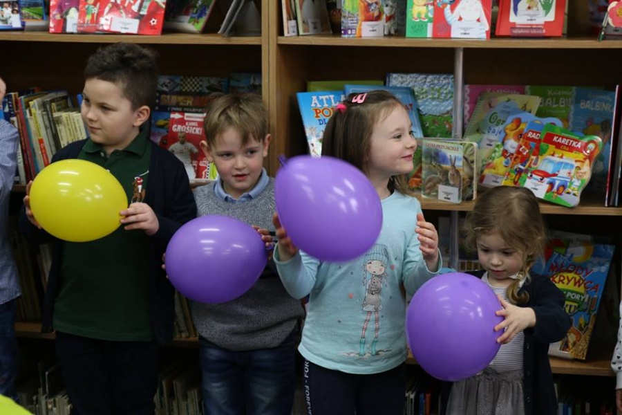 Karmili kurę i upiększali pawi ogon. Przedszkolaki na warsztatach w bibliotece