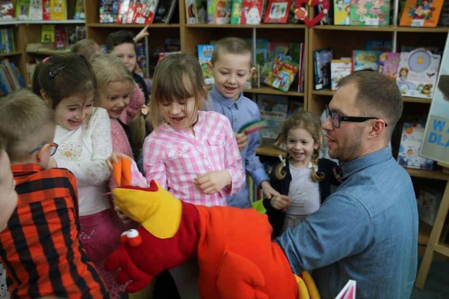 Karmili kurę i upiększali pawi ogon. Przedszkolaki na warsztatach w bibliotece