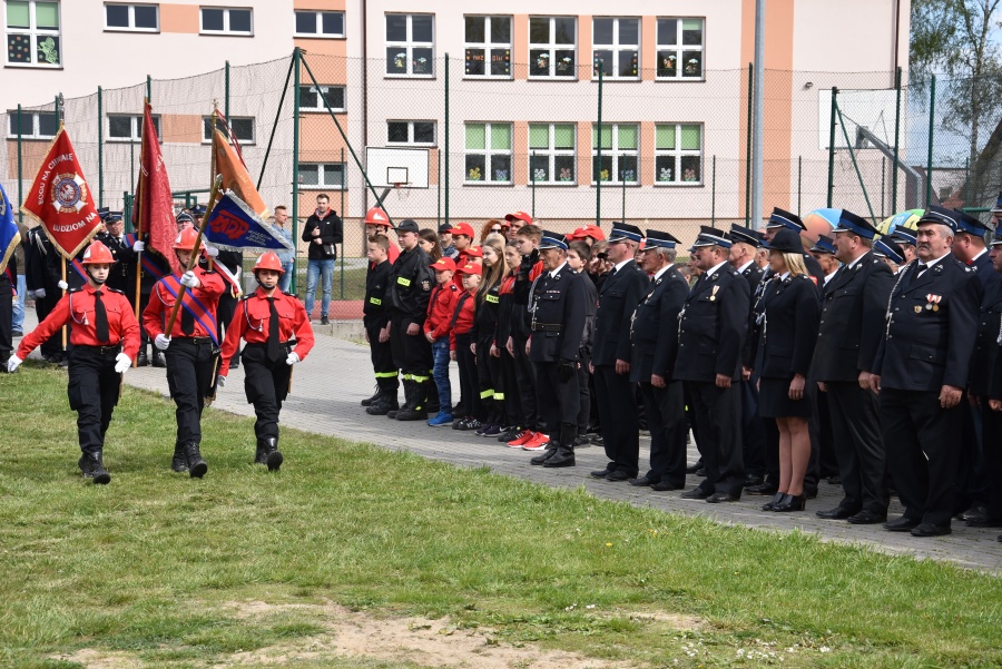 Dziś świętują strażacy z całego powiatu. Młodzieżowa Drużyna Pożarnicza otrzymała proporzec
