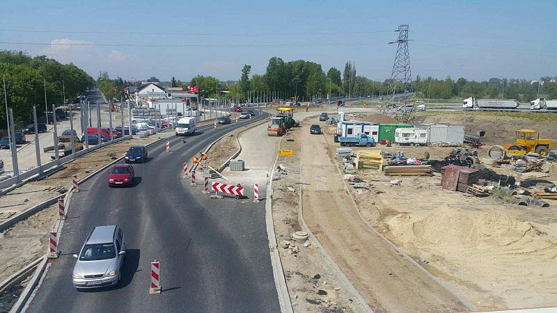 Zwiedzają plac budowy na skrzyżowaniu Warszawskiej z Kolską. 2 czerwca koniec prac