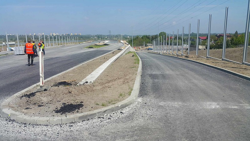 Zwiedzają plac budowy na skrzyżowaniu Warszawskiej z Kolską. 2 czerwca koniec prac