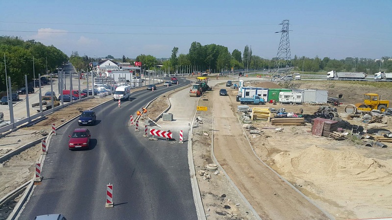 Zwiedzają plac budowy na skrzyżowaniu Warszawskiej z Kolską. 2 czerwca koniec prac