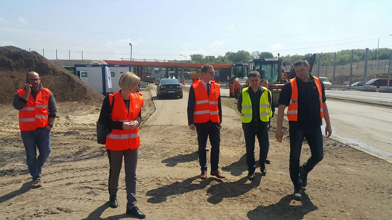 Zwiedzają plac budowy na skrzyżowaniu Warszawskiej z Kolską. 2 czerwca koniec prac