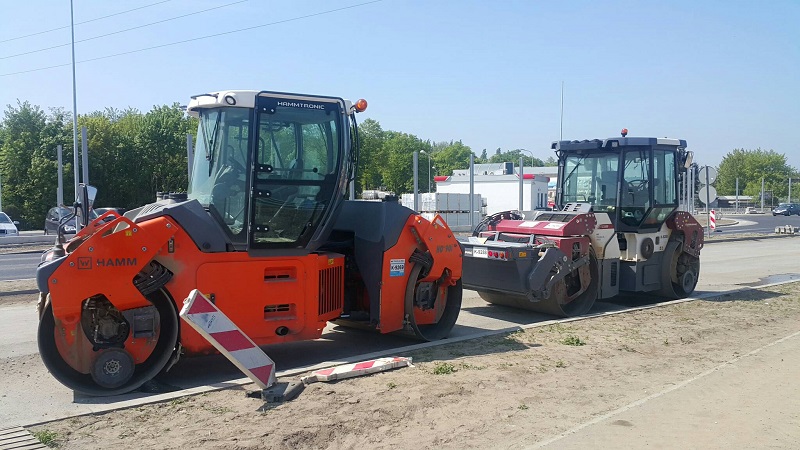 Zwiedzają plac budowy na skrzyżowaniu Warszawskiej z Kolską. 2 czerwca koniec prac