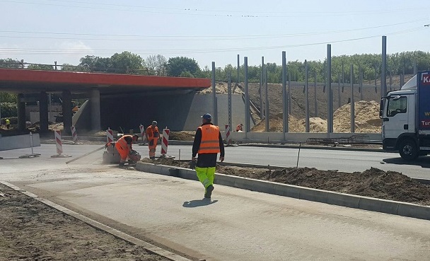 Zwiedzają plac budowy na skrzyżowaniu Warszawskiej z Kolską. 2 czerwca koniec prac