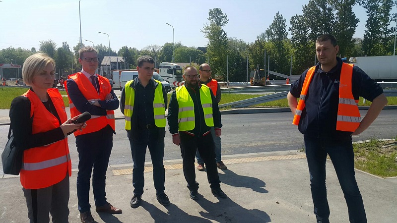 Zwiedzają plac budowy na skrzyżowaniu Warszawskiej z Kolską. 2 czerwca koniec prac