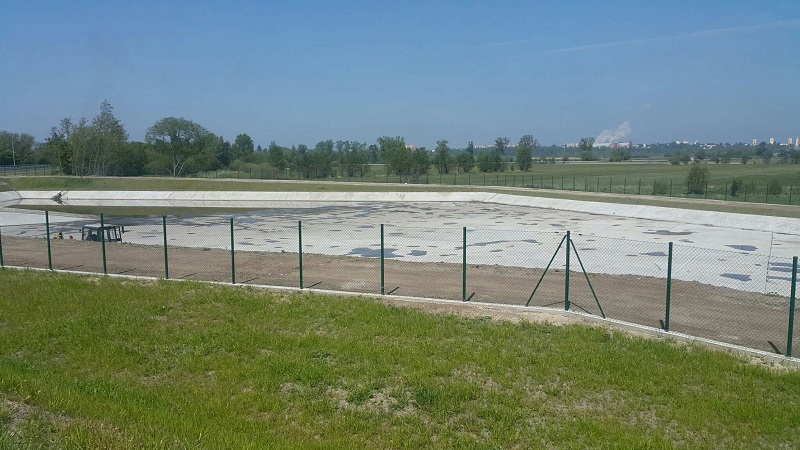 Zwiedzają plac budowy na skrzyżowaniu Warszawskiej z Kolską. 2 czerwca koniec prac