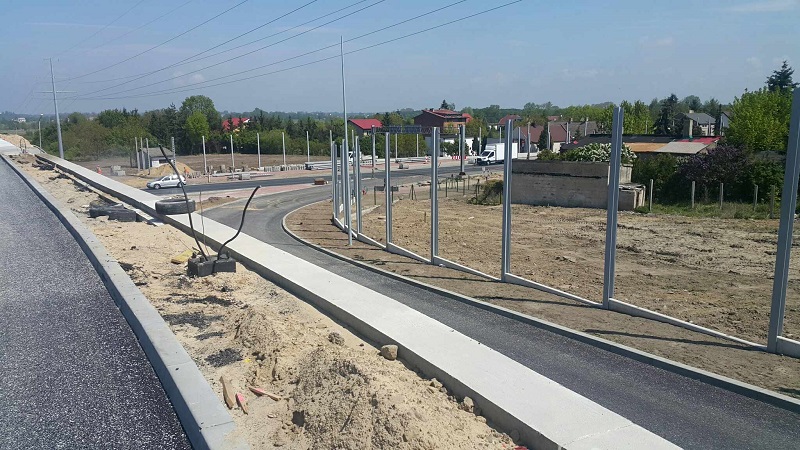 Zwiedzają plac budowy na skrzyżowaniu Warszawskiej z Kolską. 2 czerwca koniec prac