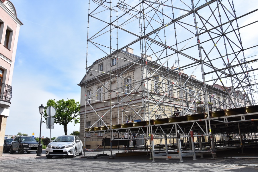 Scena na placu Wolności rośnie w oczach. Wbudowano w nią pomnik konia