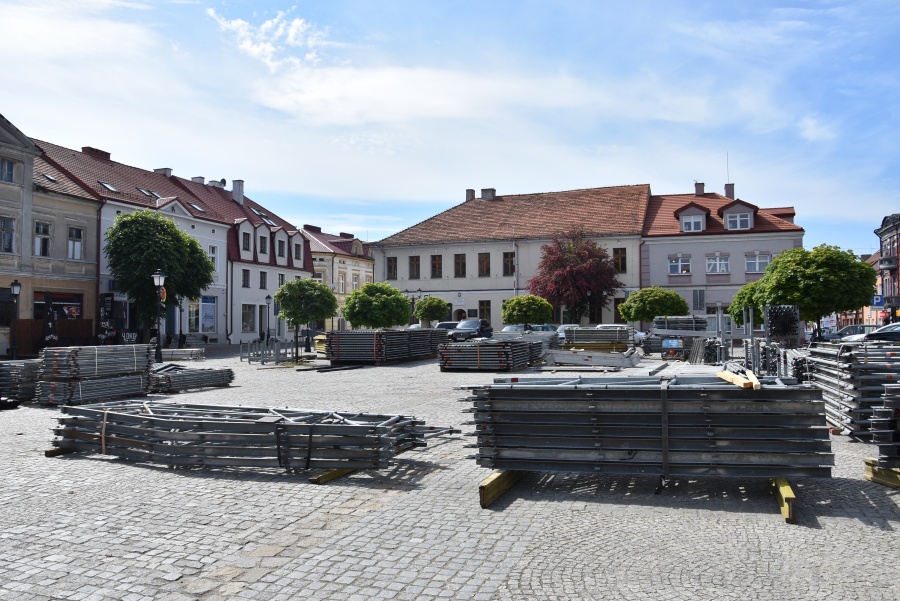 Scena na placu Wolności rośnie w oczach. Wbudowano w nią pomnik konia