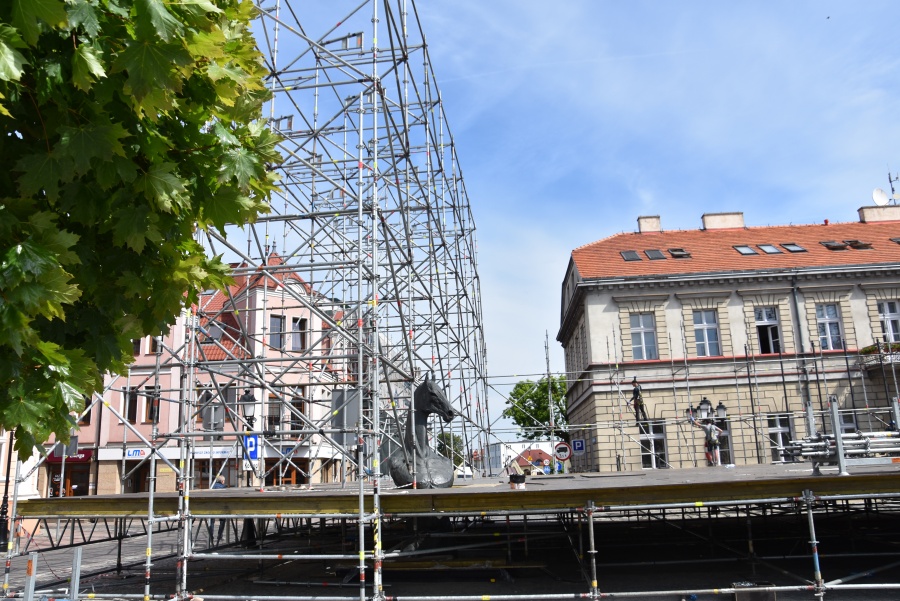 Scena na placu Wolności rośnie w oczach. Wbudowano w nią pomnik konia
