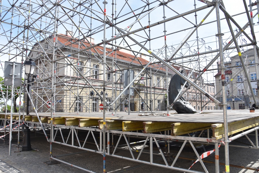 Scena na placu Wolności rośnie w oczach. Wbudowano w nią pomnik konia