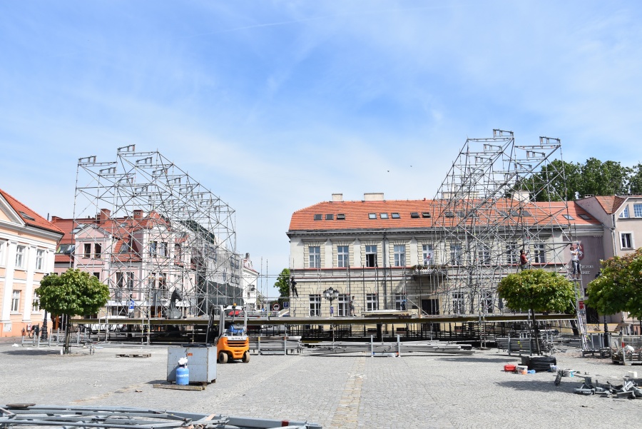 Scena na placu Wolności rośnie w oczach. Wbudowano w nią pomnik konia