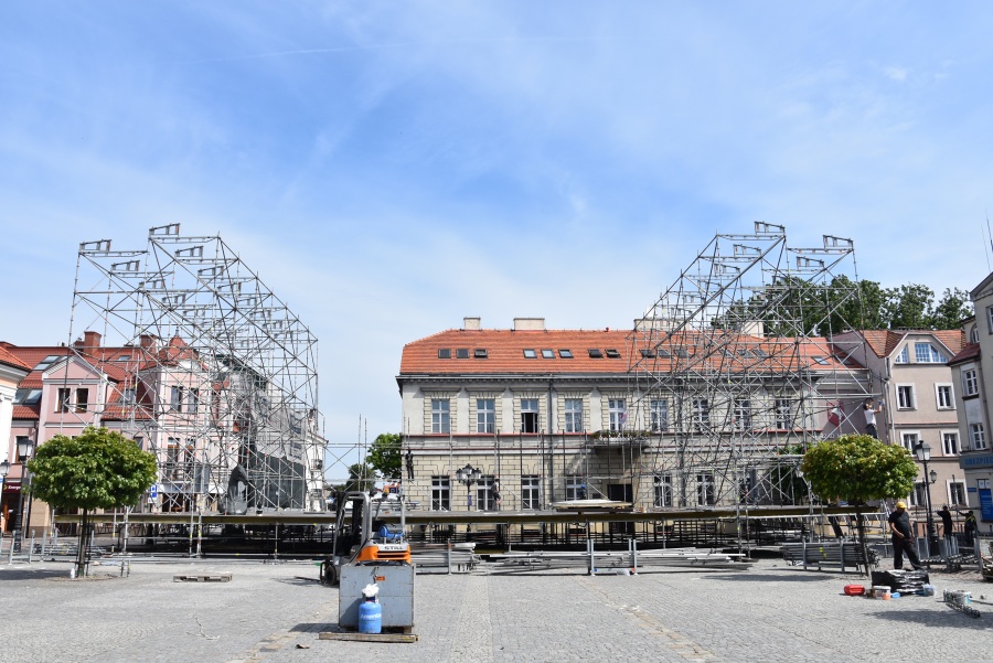 Scena na placu Wolności rośnie w oczach. Wbudowano w nią pomnik konia