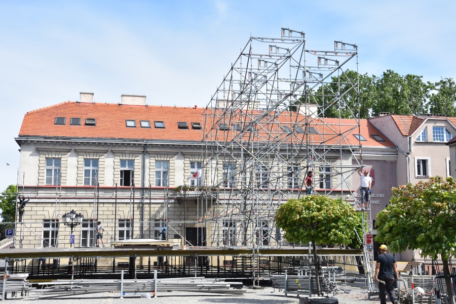 Scena na placu Wolności rośnie w oczach. Wbudowano w nią pomnik konia