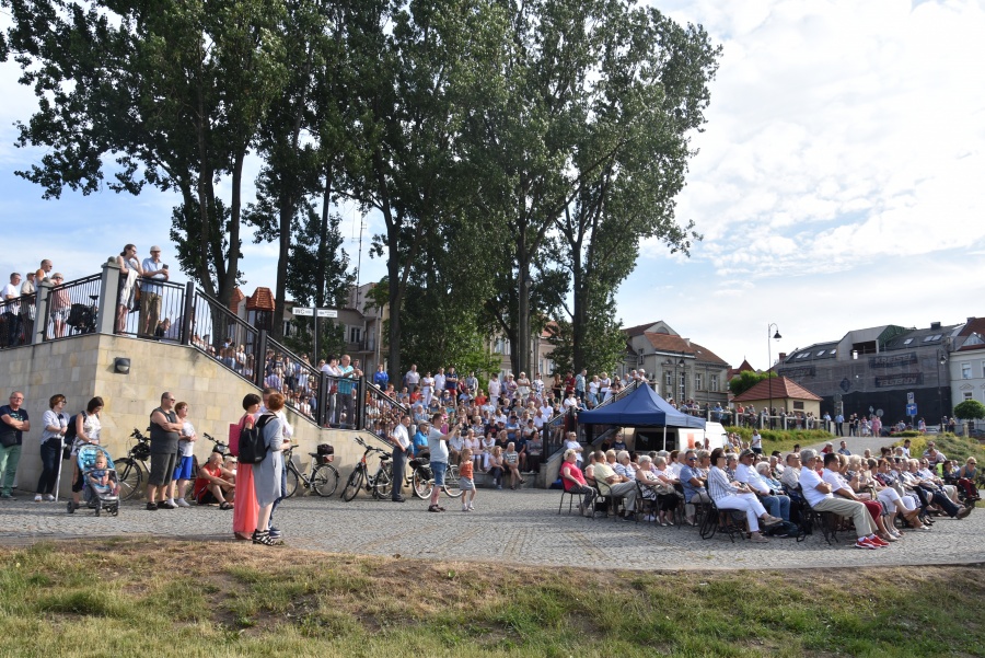 Moniuszko na bulwarze, czyli „Nad rzeką pełną muzyki”