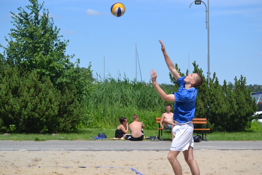 Chodziło głównie o dobrą zabawę, ale nie zabrakło też sportowych emocji. Siatkarze z regionu przywitali wakacje na miejskiej „Przystani” w Gosławicach