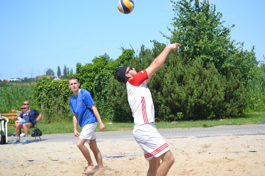 Chodziło głównie o dobrą zabawę, ale nie zabrakło też sportowych emocji. Siatkarze z regionu przywitali wakacje na miejskiej „Przystani” w Gosławicach