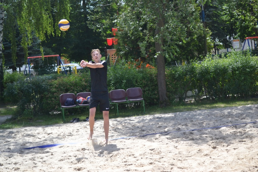 Chodziło głównie o dobrą zabawę, ale nie zabrakło też sportowych emocji. Siatkarze z regionu przywitali wakacje na miejskiej „Przystani” w Gosławicach