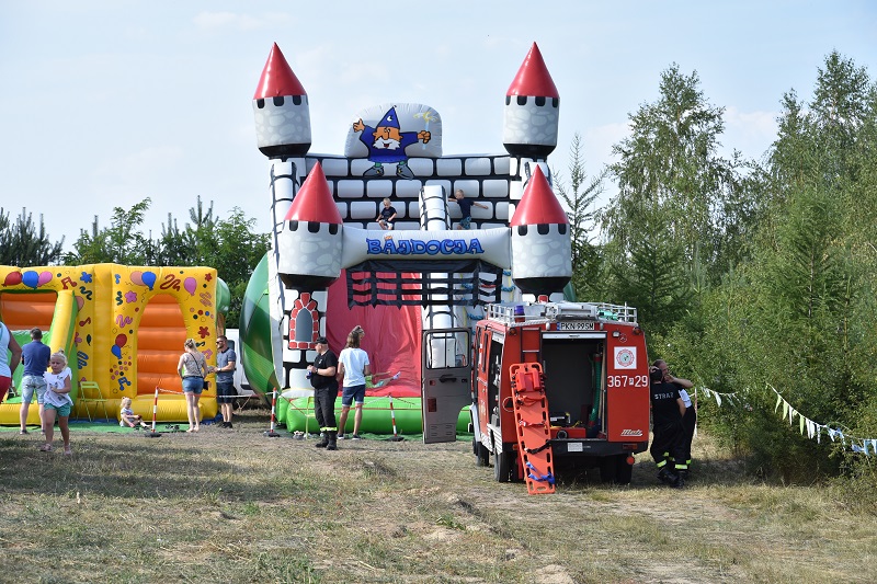 Na festynie rodzinnym dmuchańce i konkursy. Później tańce dla rodziców