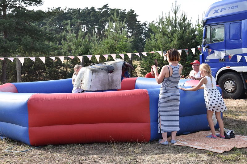 Na festynie rodzinnym dmuchańce i konkursy. Później tańce dla rodziców