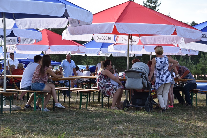 Na festynie rodzinnym dmuchańce i konkursy. Później tańce dla rodziców