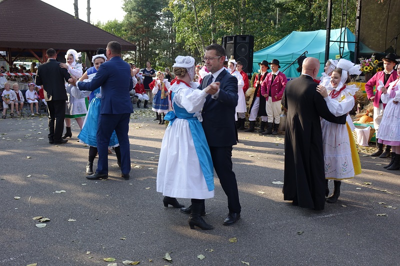 Burmistrz, przewodniczący rady i starostowie otańczyli wieniec dożynkowy