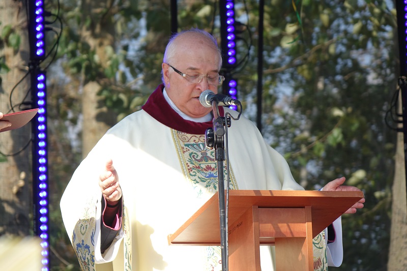 Burmistrz, przewodniczący rady i starostowie otańczyli wieniec dożynkowy