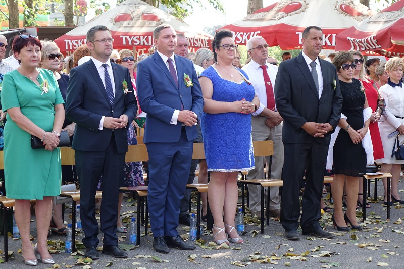 Burmistrz, przewodniczący rady i starostowie otańczyli wieniec dożynkowy