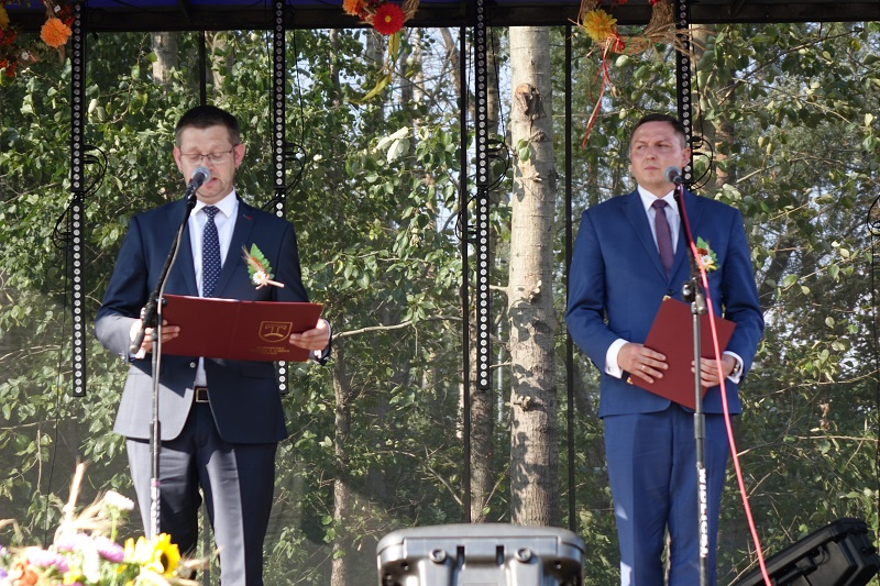 Burmistrz, przewodniczący rady i starostowie otańczyli wieniec dożynkowy