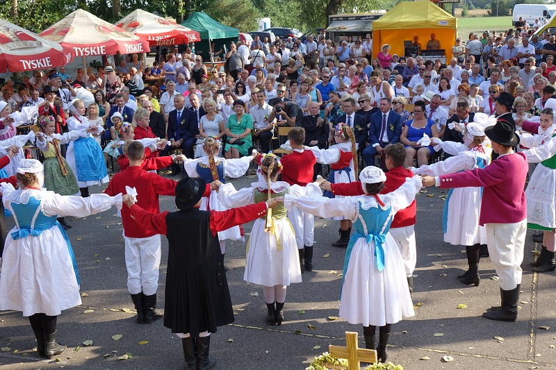 Burmistrz, przewodniczący rady i starostowie otańczyli wieniec dożynkowy